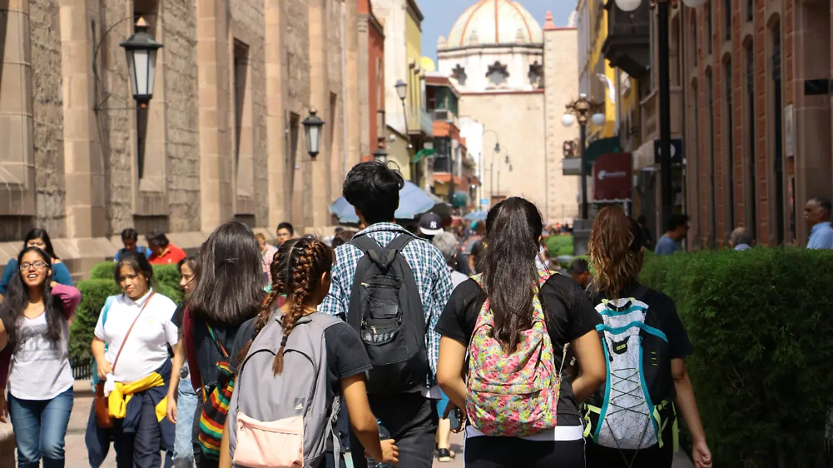 ESTUDIANTES DESPUES DE CLASE APROVECHAN PARA CONVIVIR